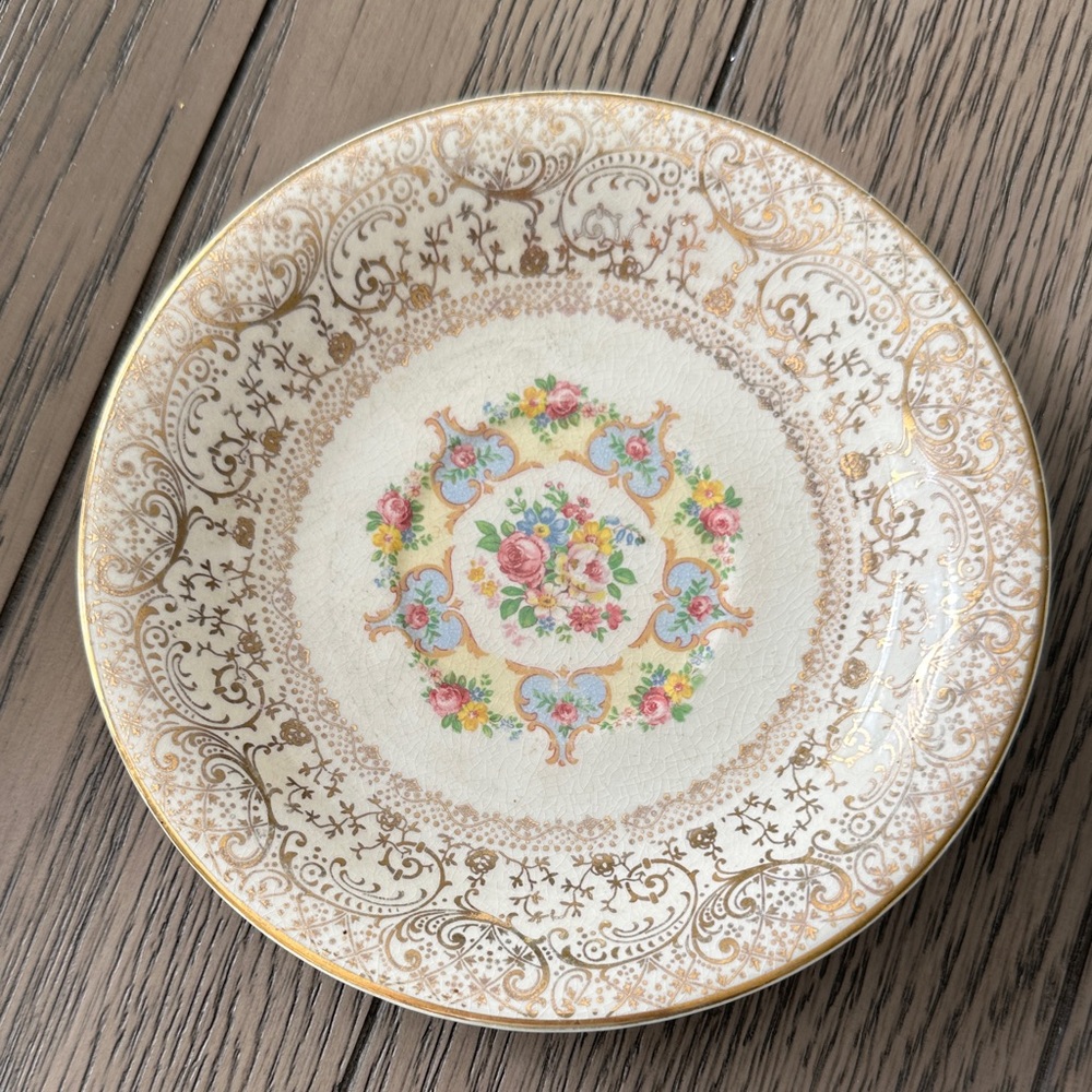 Elegant Floral Patterned Plate